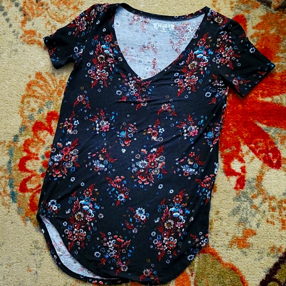 Mudd black flower vneck tee